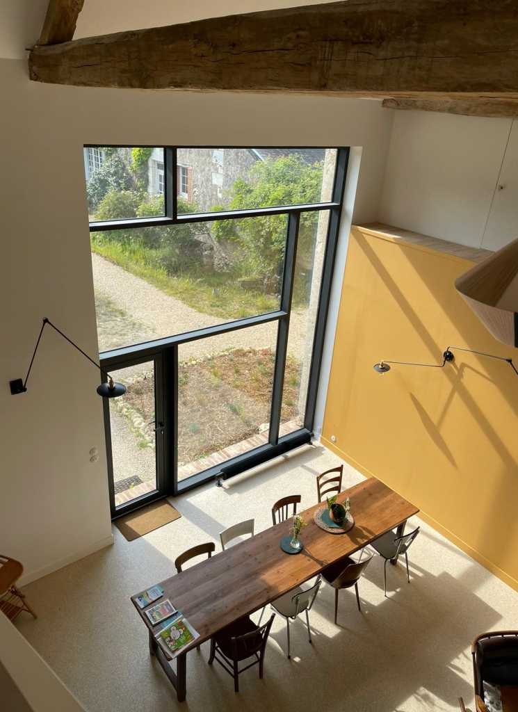 Spectacular glass bay window in a converted barn in Touraine