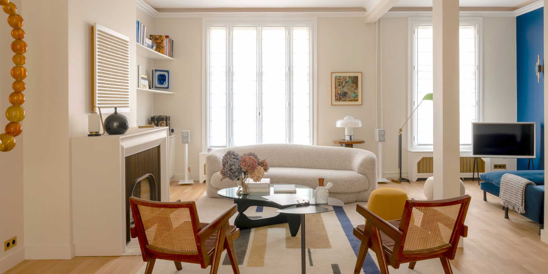 Cozy living room designed by an interior decorator based in Tours