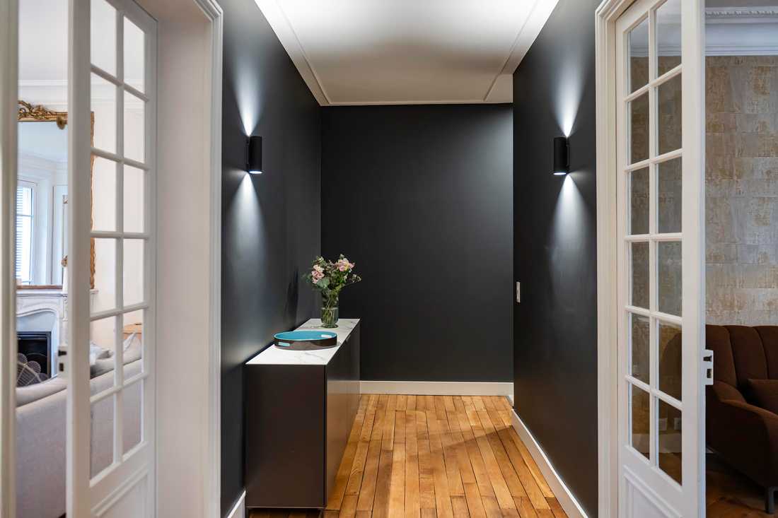 Couloir avec murs noirs et une enfilade