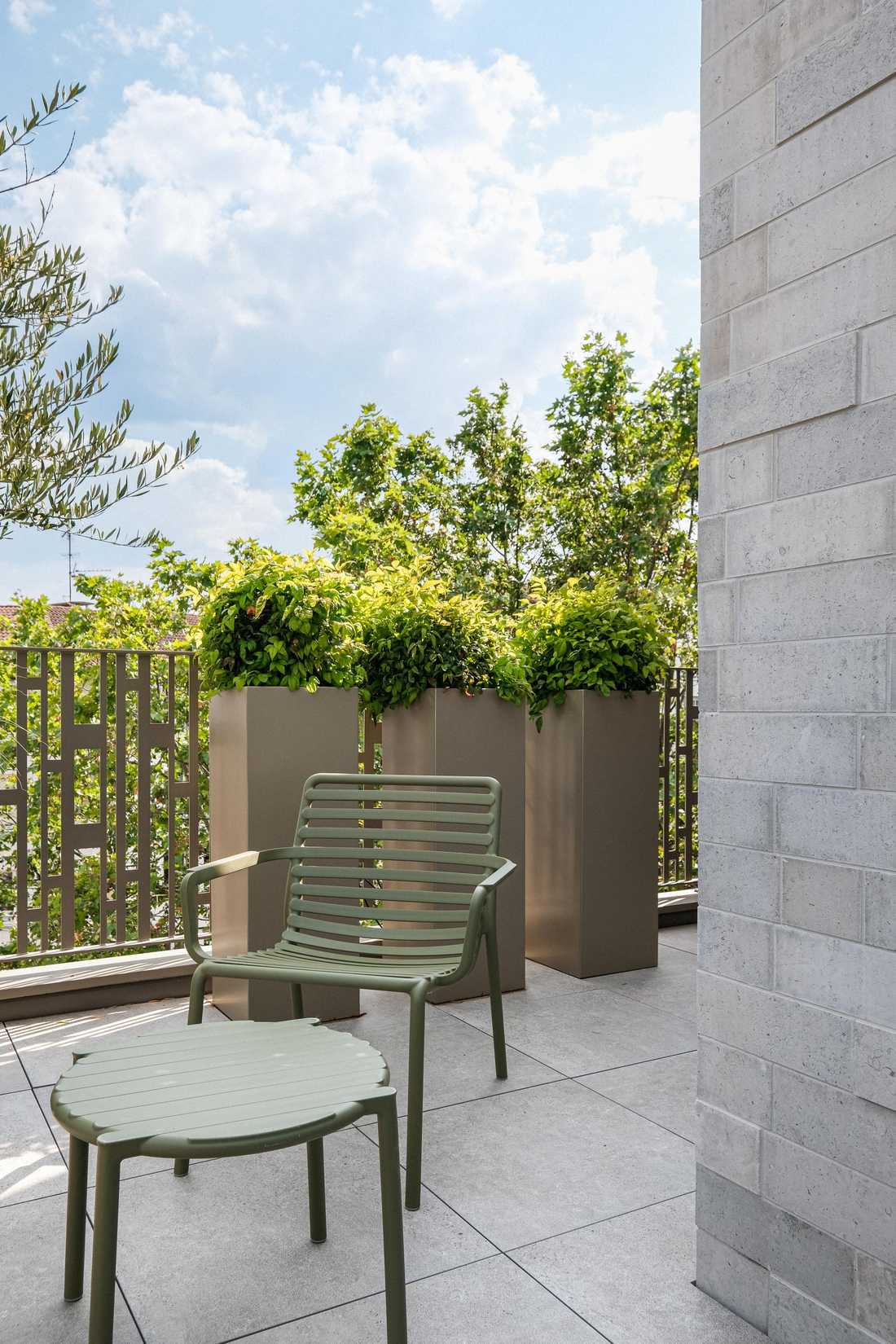 Vue d'une chaise en alu Nardi Doga Relax sur une création de terrasse