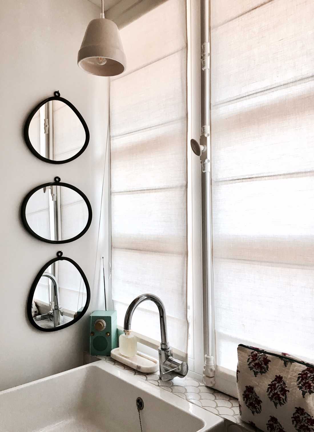 Miroirs dans une salle de bains après travaux de rénovation