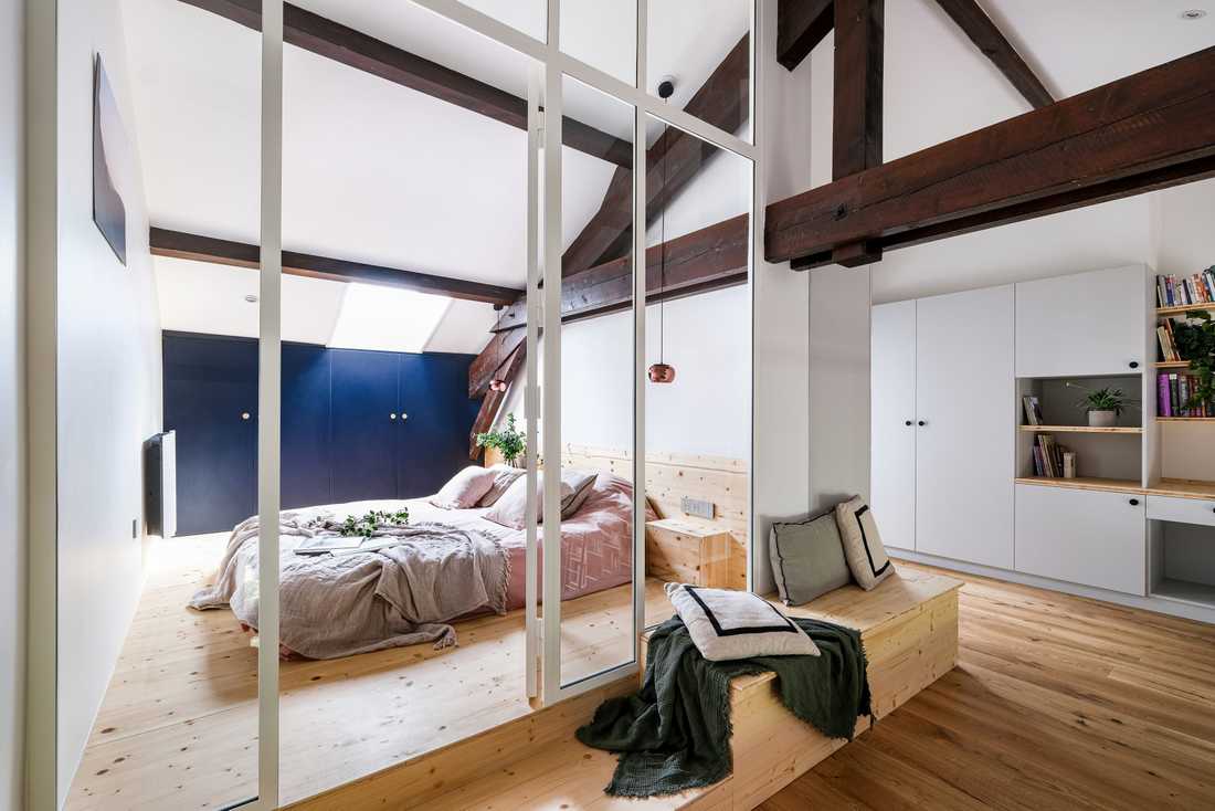 Mezzanine avec vue de la chambre derrière une verrière