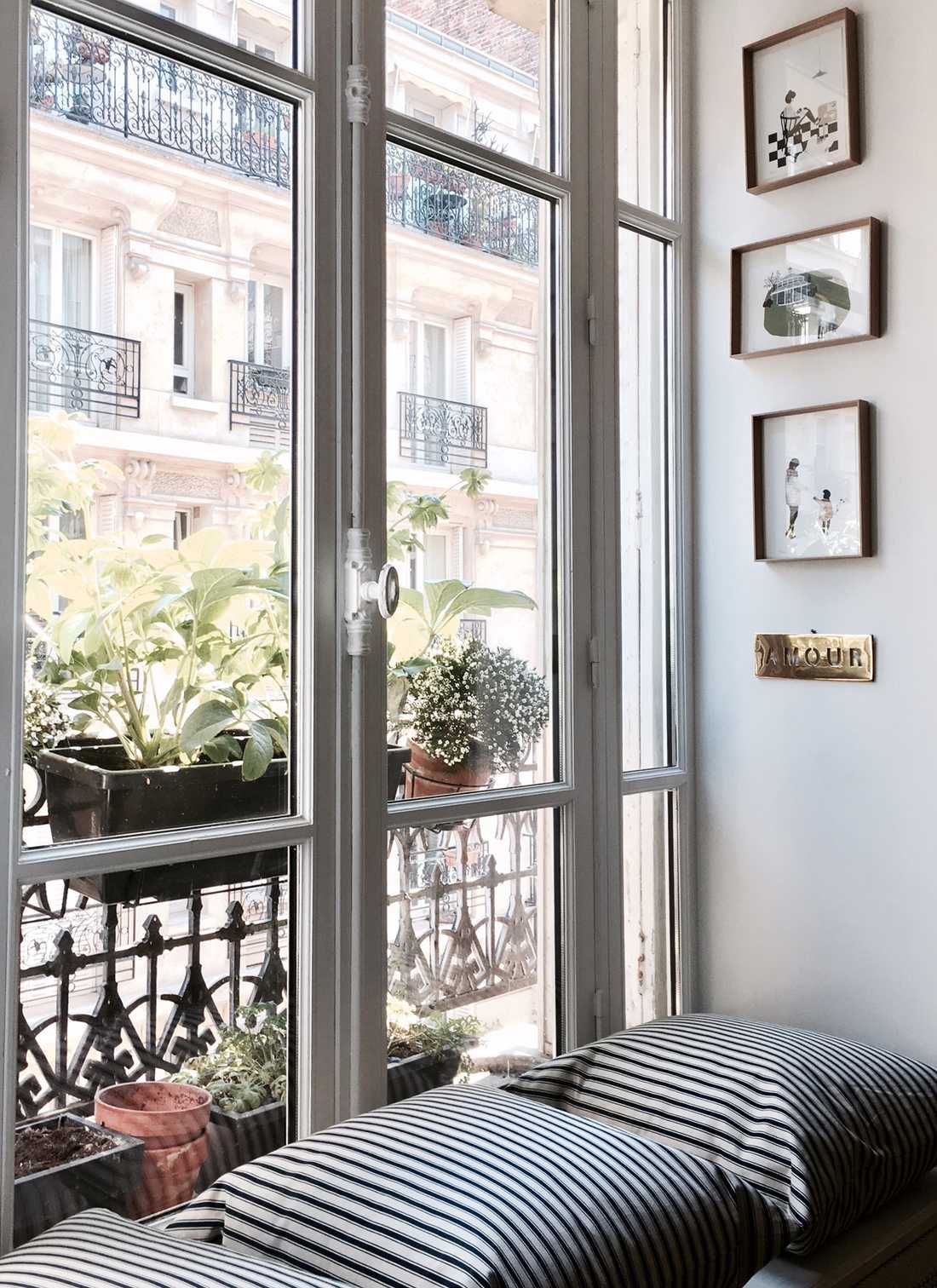 Banc avec des coussins au bord d'une fenêtre