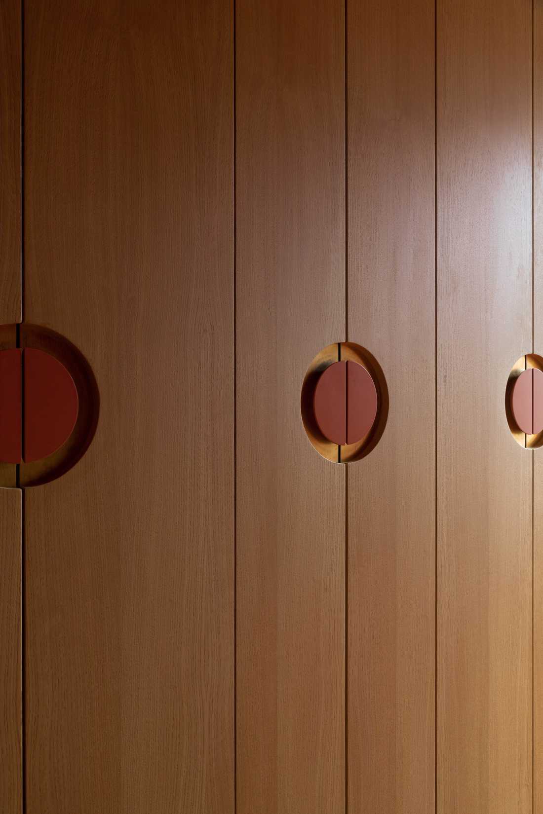 Armoire sur mesure dans le dressing aménagé par un architecte d'intérieur