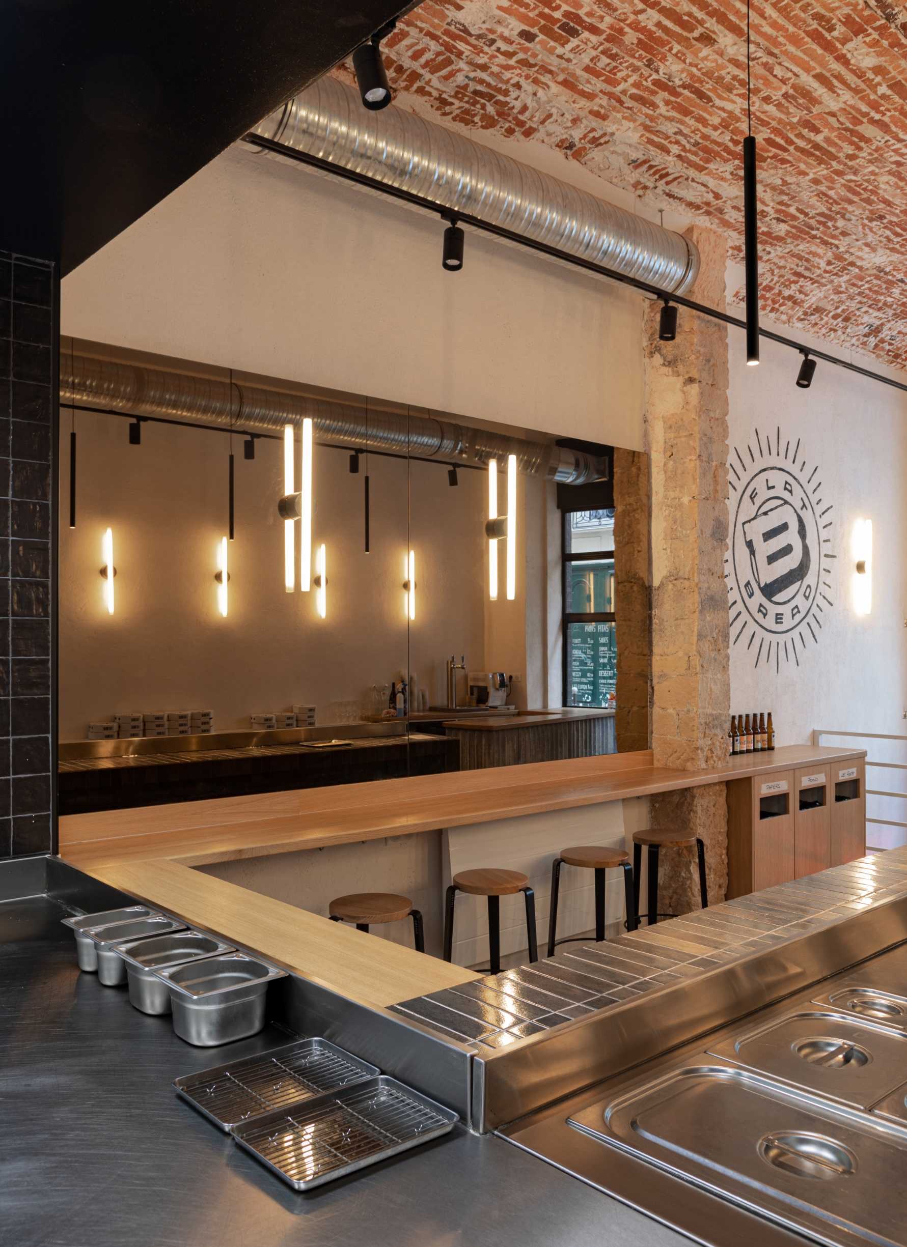 An architect specialized in commercial architecture designs a restaurant in Indre-et-Loire (37)